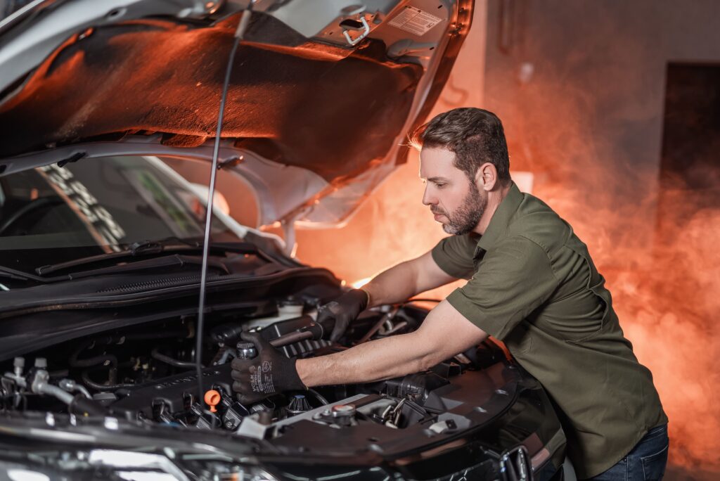 Mecânico da Lorin Car realizando manutenção em motor
